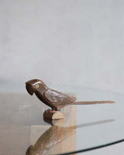 Escultura de Arara de Madeira