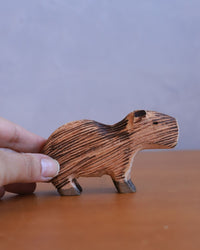 Capivara Decorativa de Madeira