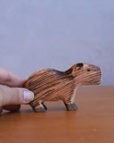 Capivara Decorativa de Madeira