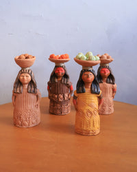 Boneca Decorativa de Cerâmica Amarela