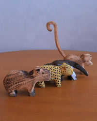 Capivara Decorativa de Madeira