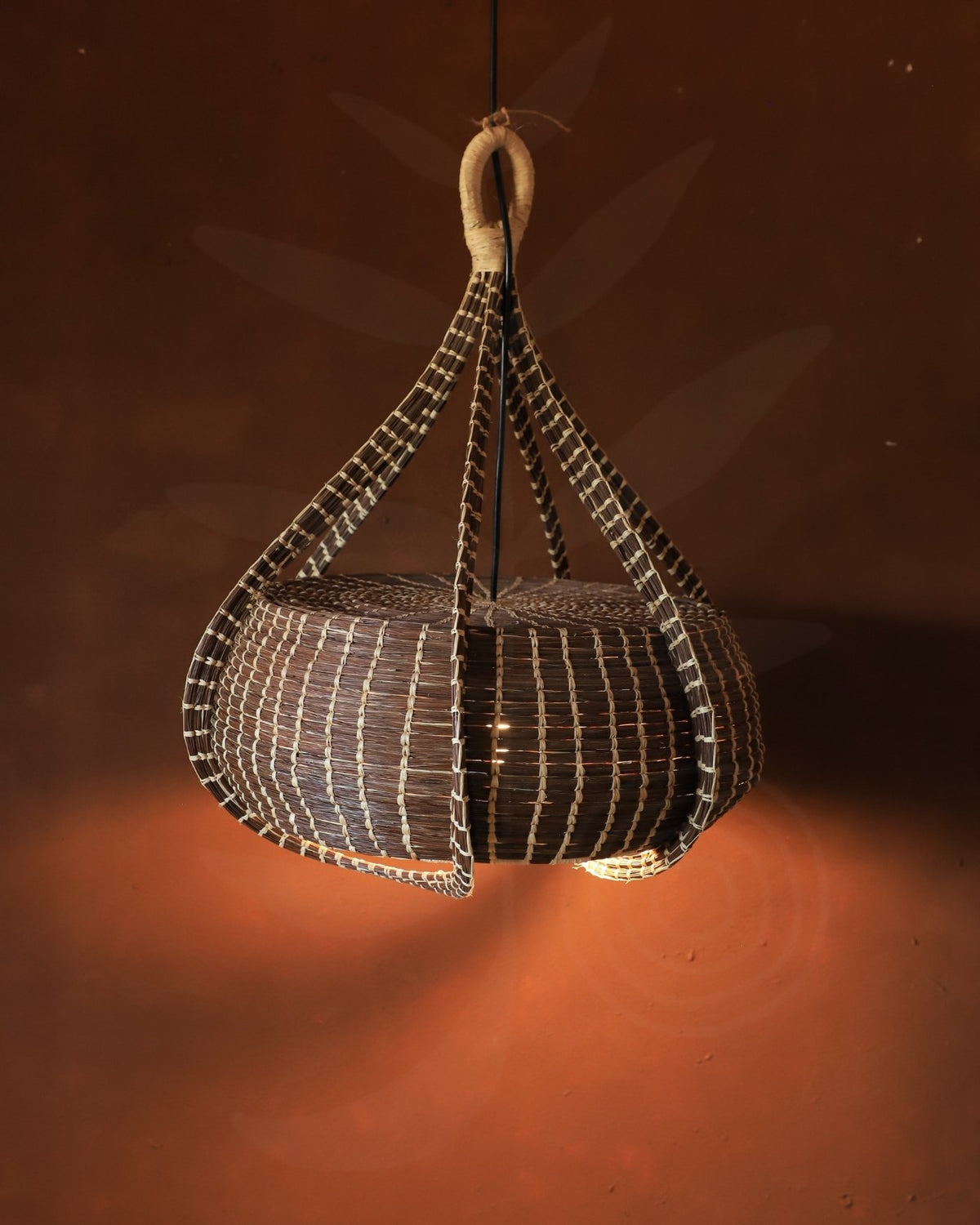 Luminária de Palha de Piaçava com Alça - Marrom e Cru