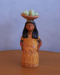 Boneca Decorativa de Cerâmica Amarela
