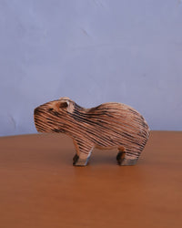 Capivara Decorativa de Madeira