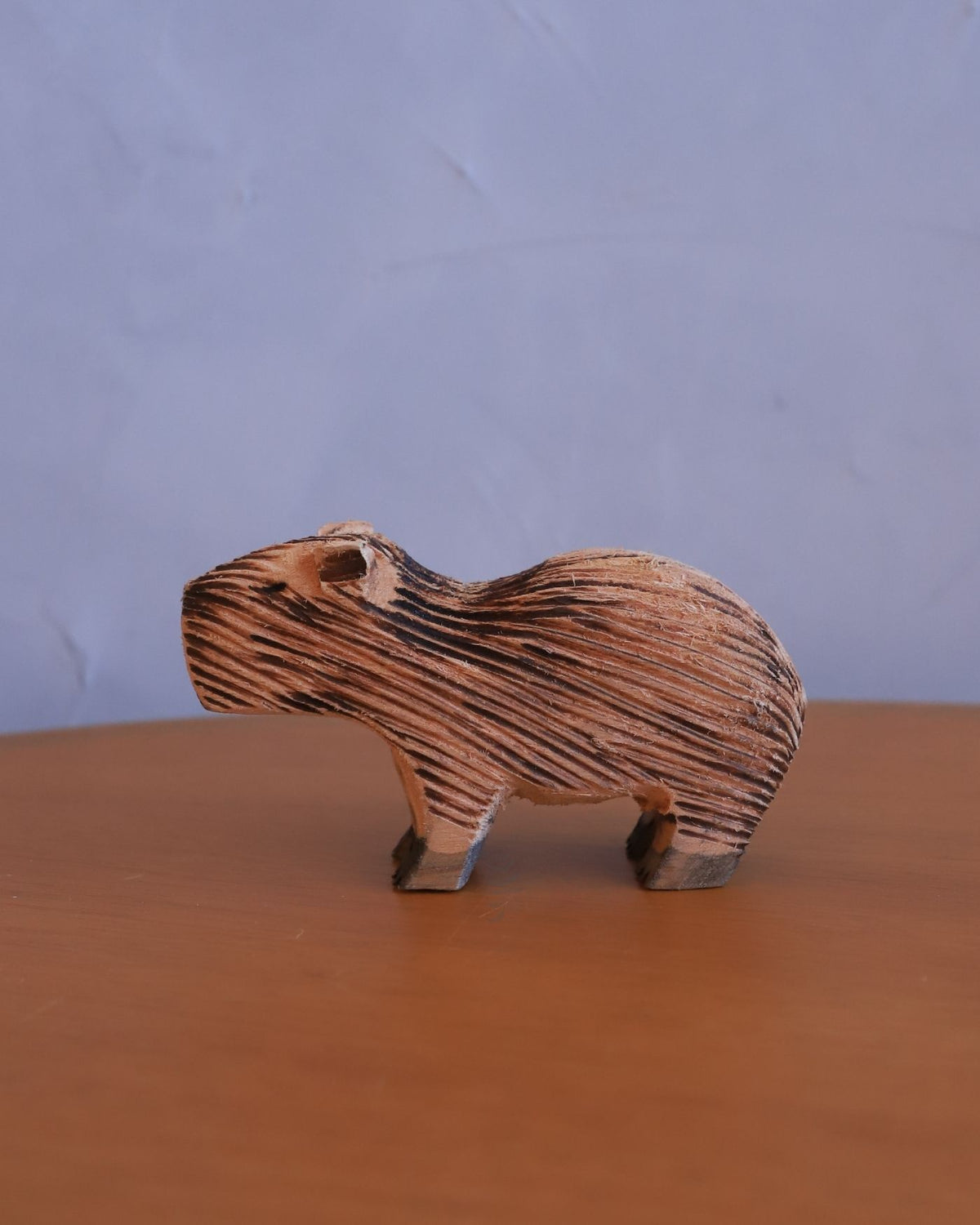 Capivara Decorativa de Madeira