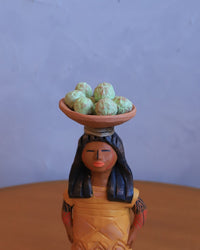 Boneca Decorativa de Cerâmica Amarela