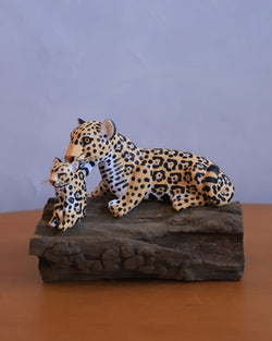 Onça e Filhote Decorativa de Madeira