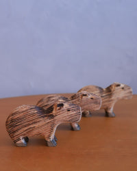 Capivara Decorativa de Madeira
